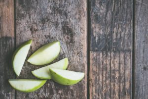 Snacks für Kinder: Ein geschnittener Apfel